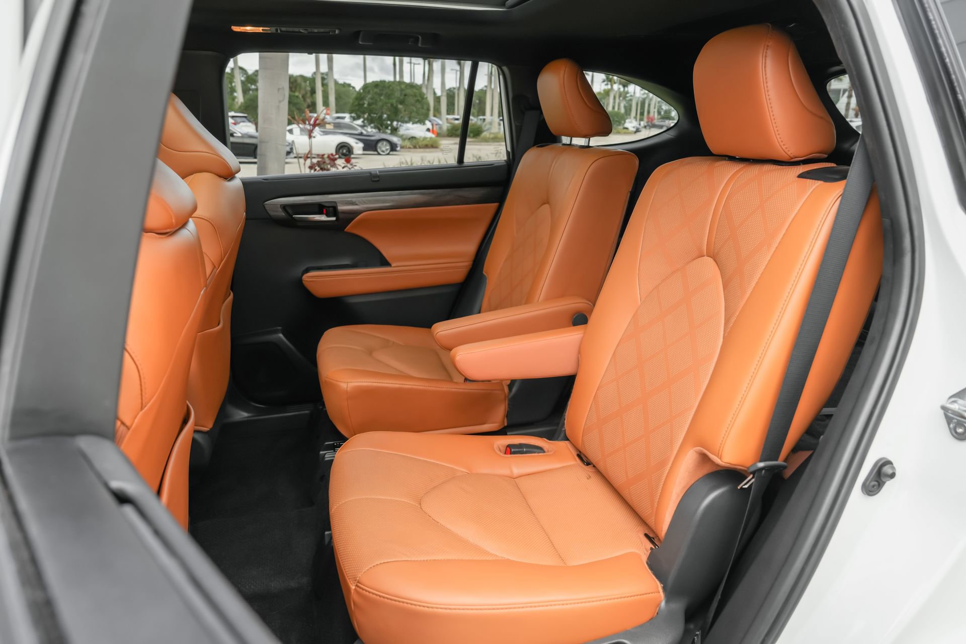 Used 2024 Toyota Highlander Platinum image 34