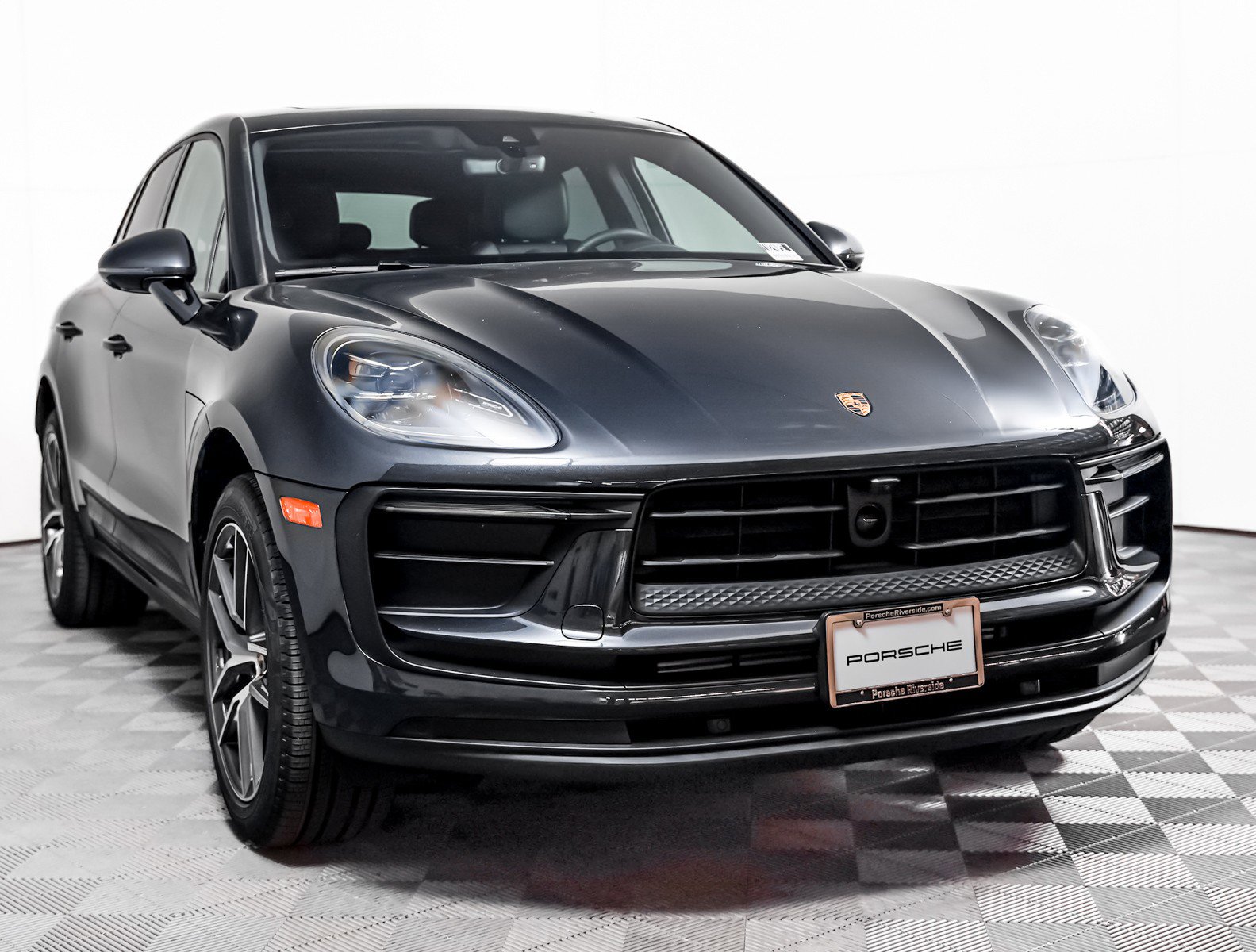 Certified 2025 Porsche Macan AWD/4WD image 8