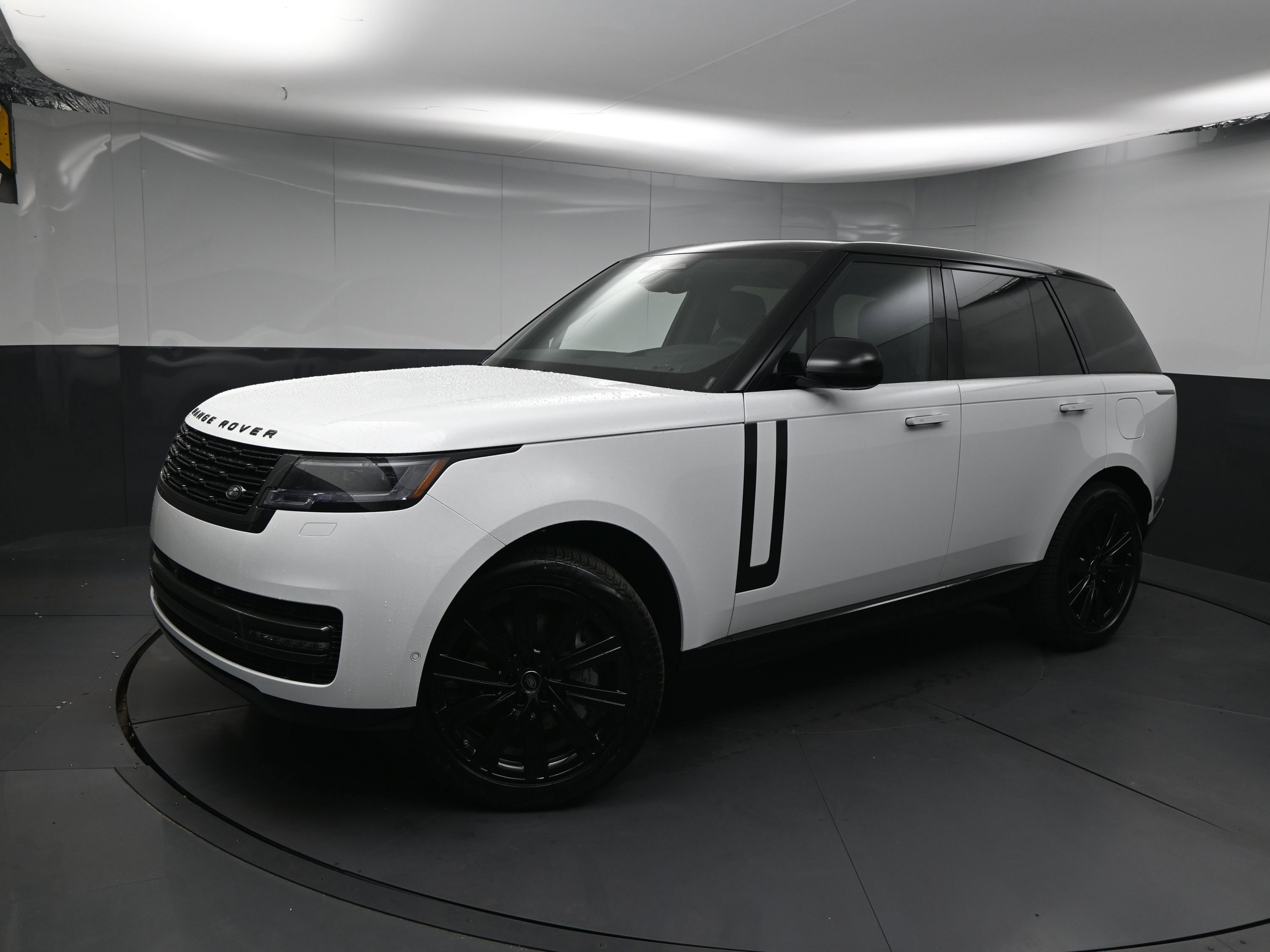 New 2025 Land Rover Range Rover SE image 1