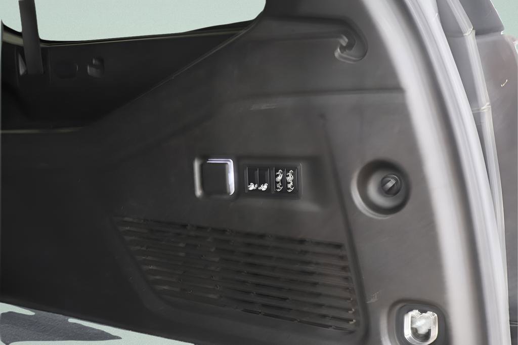 Used 2021 Chevrolet Suburban Z71 w/ Luxury Package image 31