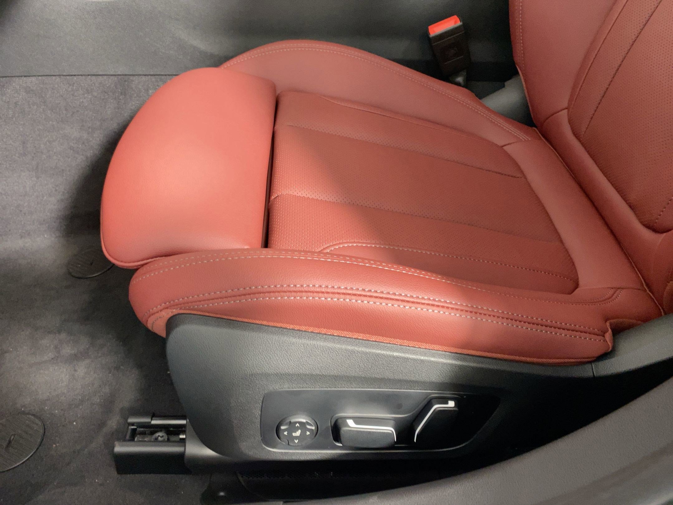 Used 2026 BMW 330i Sedan w/ M Sport Package image 11