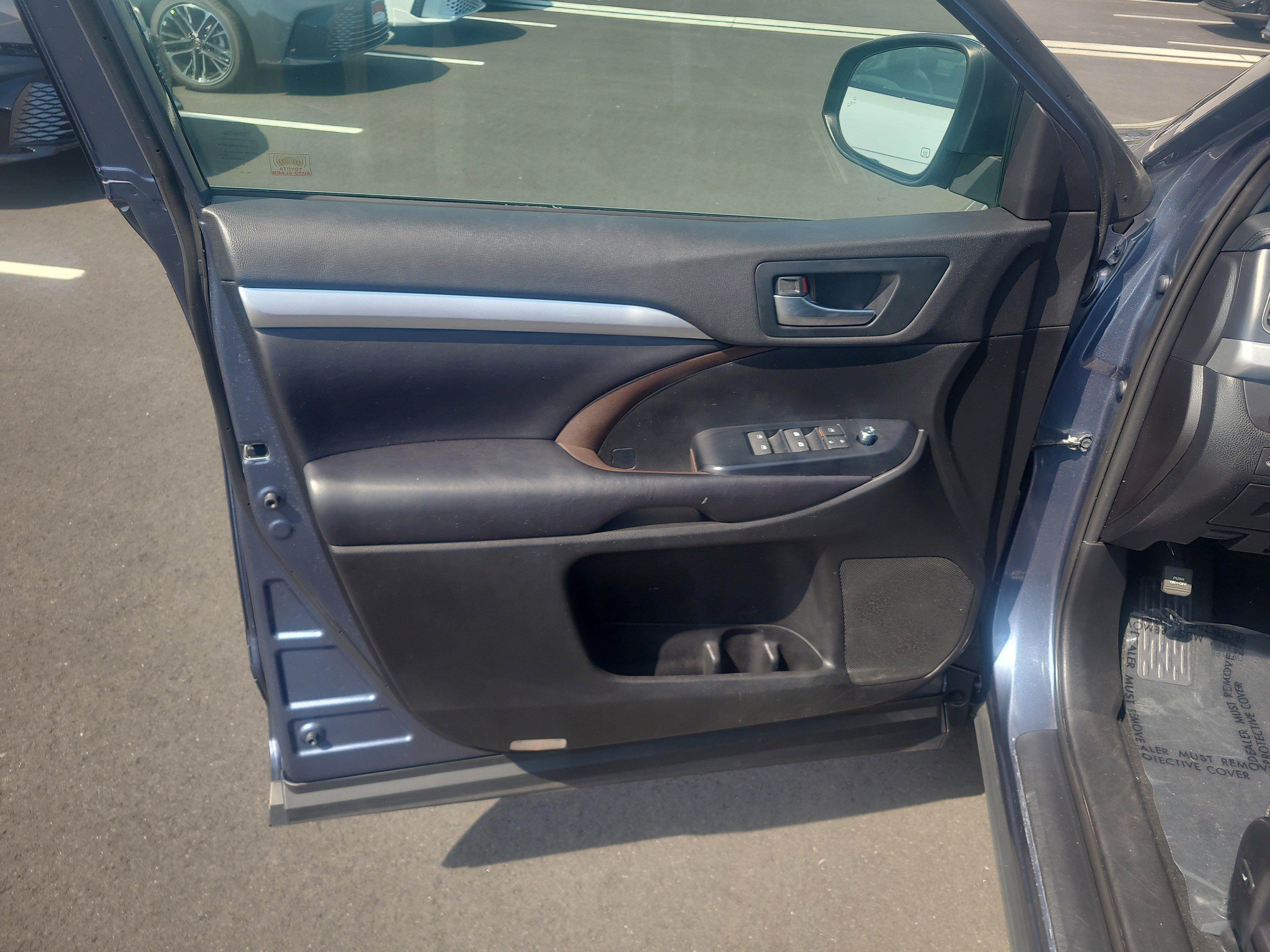 Used 2019 Toyota Highlander XLE AWD/4WD image 15