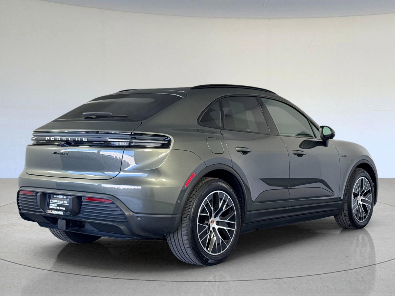 Used 2025 Porsche Macan 4 Electric image 8