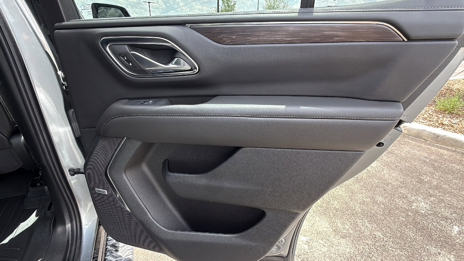 Used 2024 Chevrolet Tahoe Z71 w/ Luxury Package AWD/4WD image 27