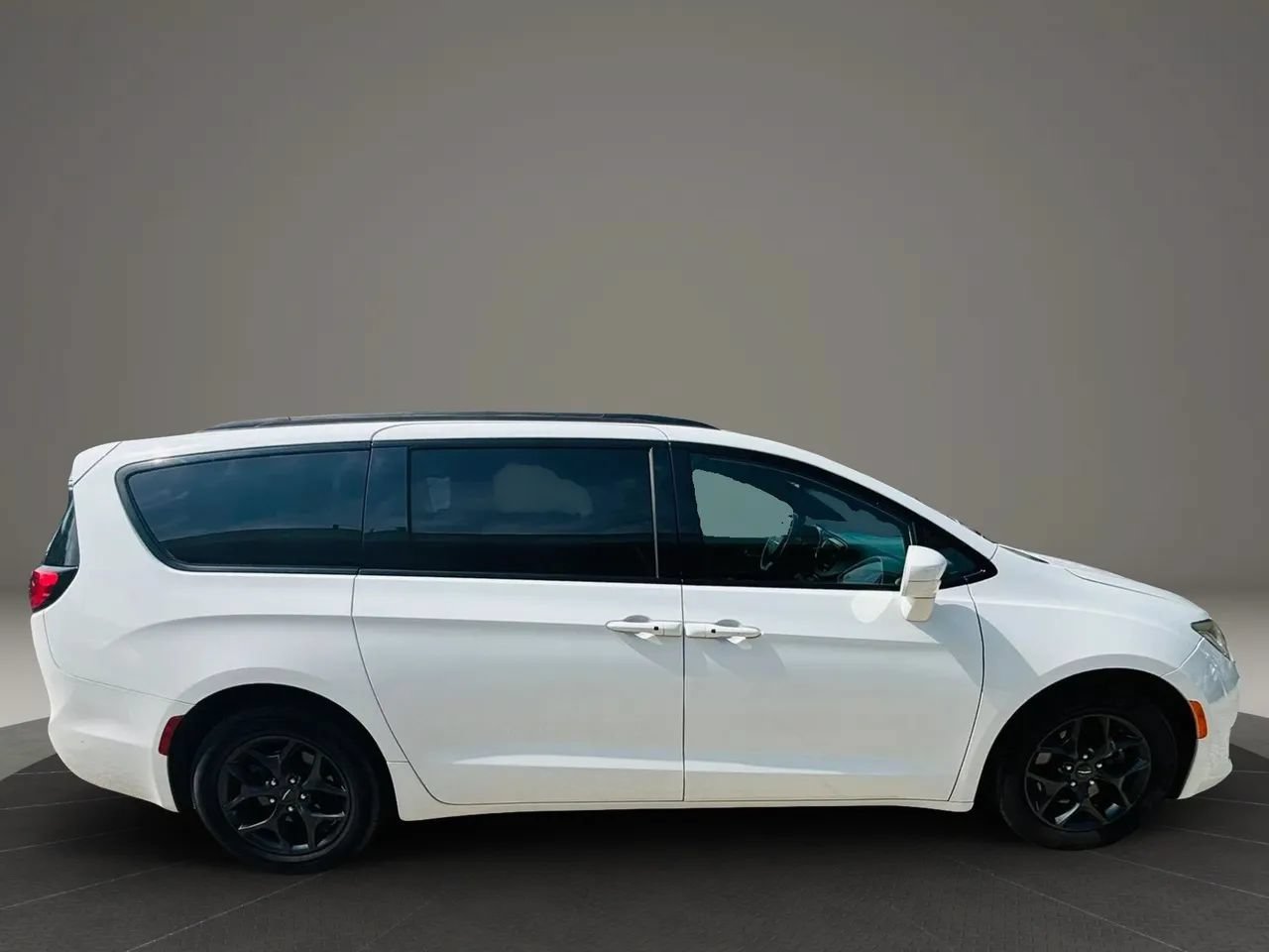 Used 2019 Chrysler Pacifica Touring-L Plus w/ S Appearance Package FWD image 6