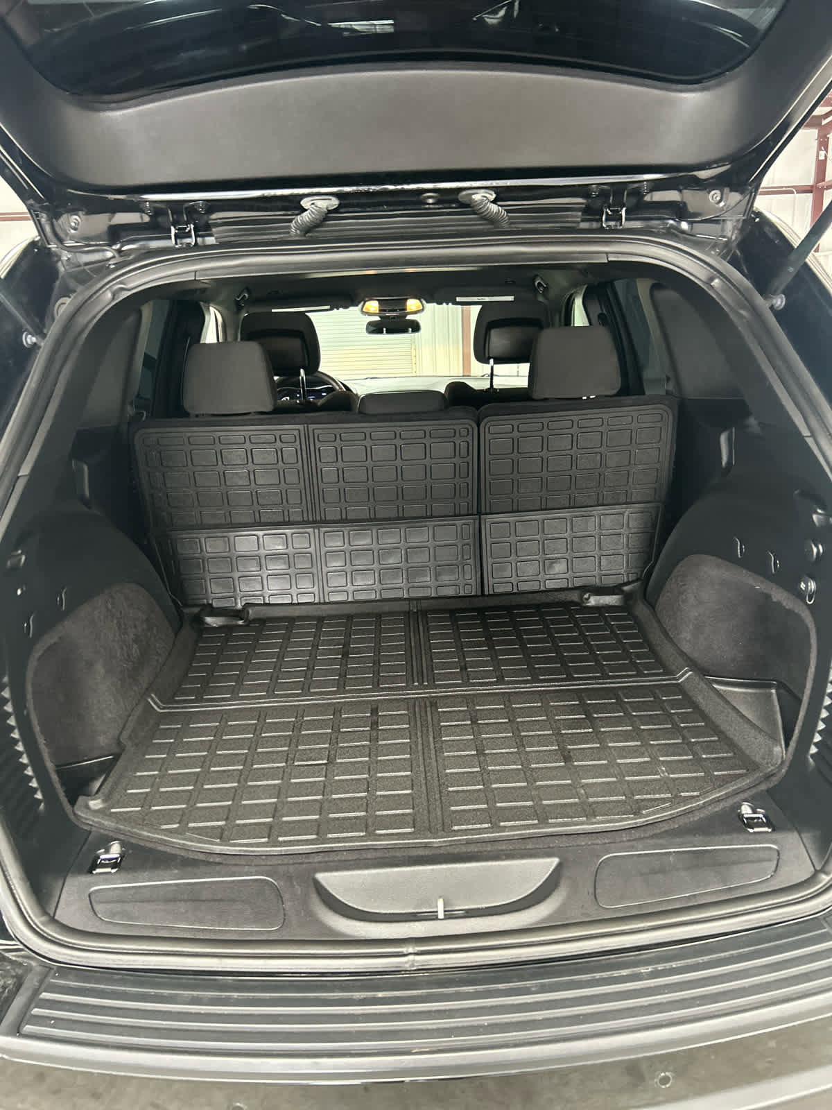 Used 2019 Jeep Grand Cherokee Laredo RWD image 16