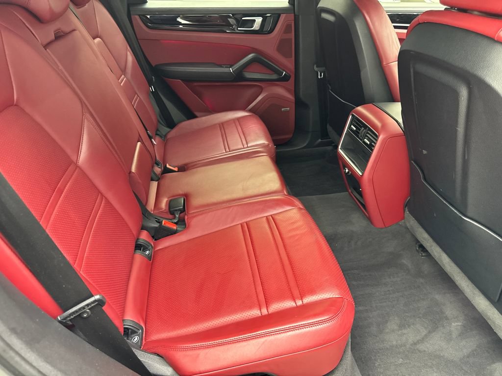 Used 2022 Porsche Cayenne w/ Premium Package AWD/4WD image 39