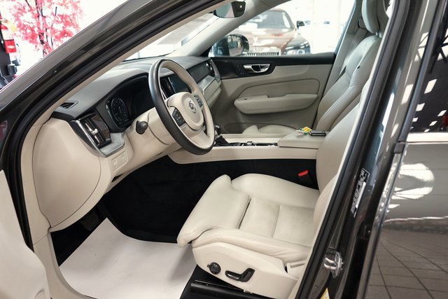 Used 2019 Volvo XC60 T5 Momentum w/ Multimedia Package image 28