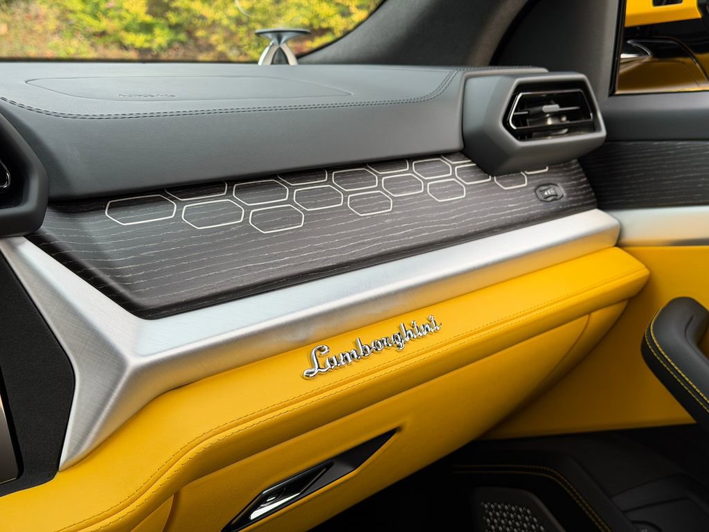 Used 2025 Lamborghini Urus SE image 27