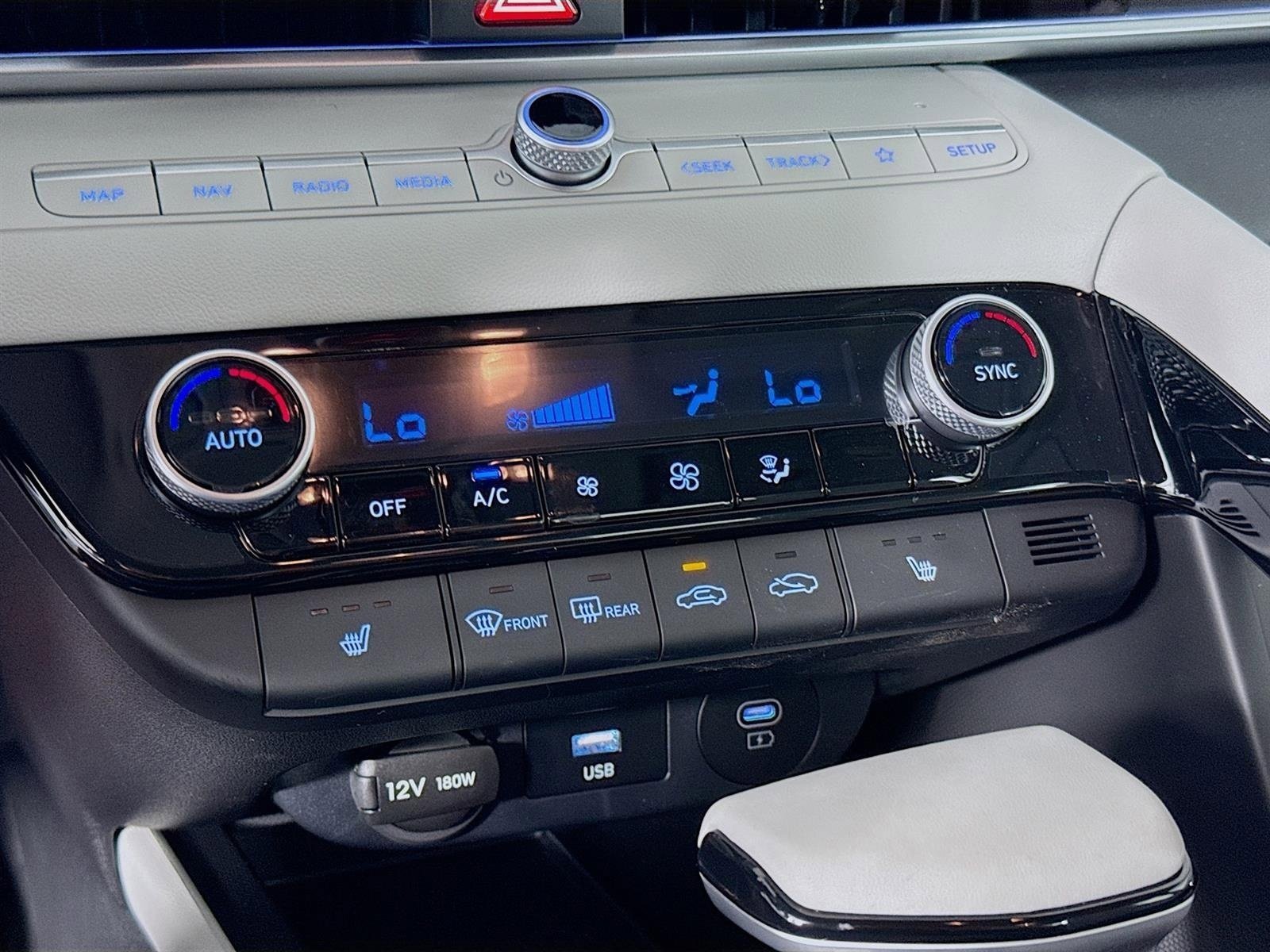 Certified 2025 Hyundai Elantra Limited image 18