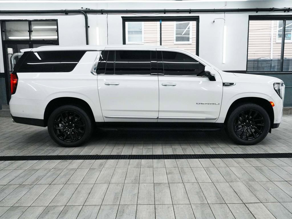 Used 2024 GMC Yukon XL Denali w/ Advanced Technology Package image 5
