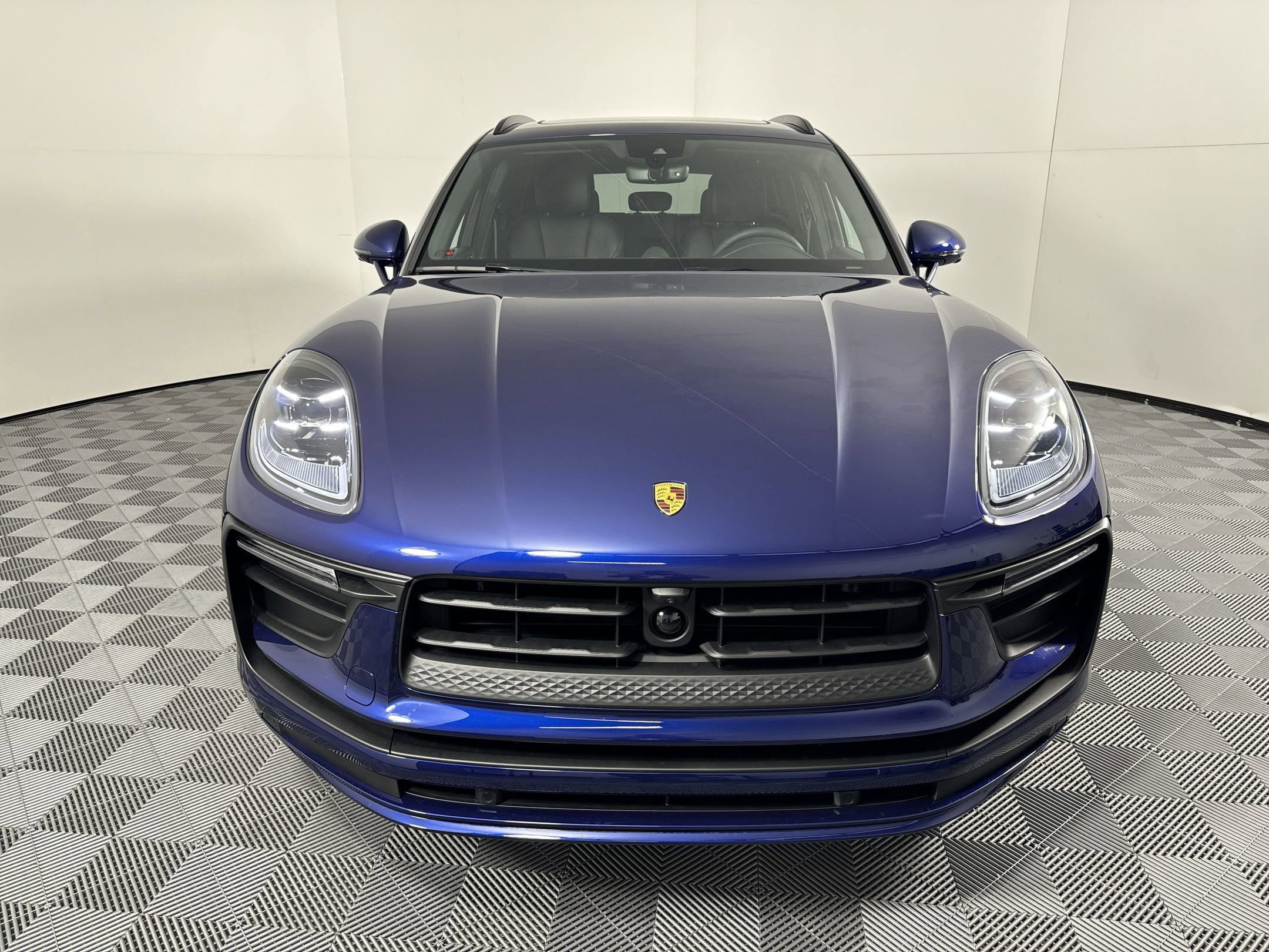 Certified 2025 Porsche Macan AWD/4WD image 6