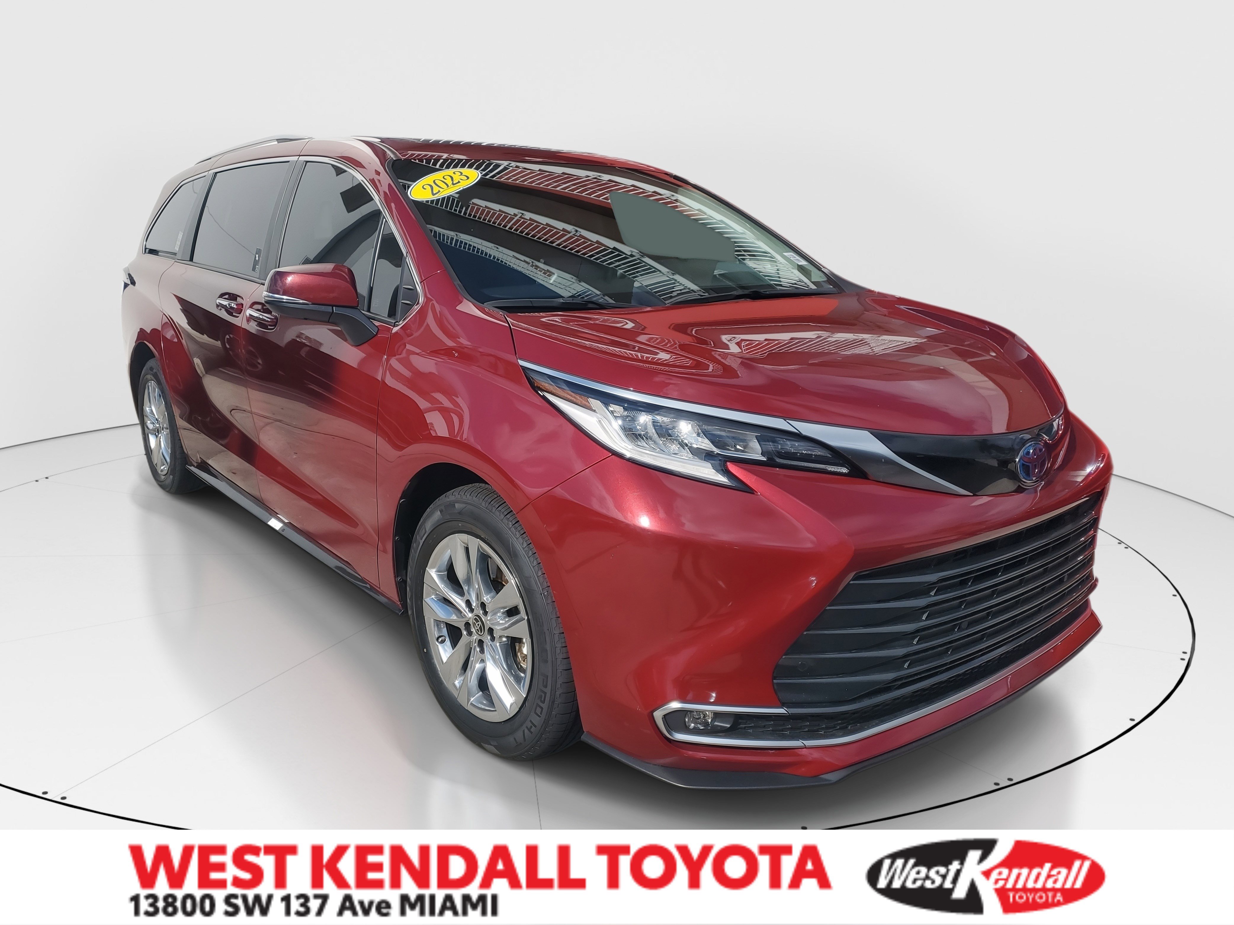 Used 2023 Toyota Sienna Limited image 1