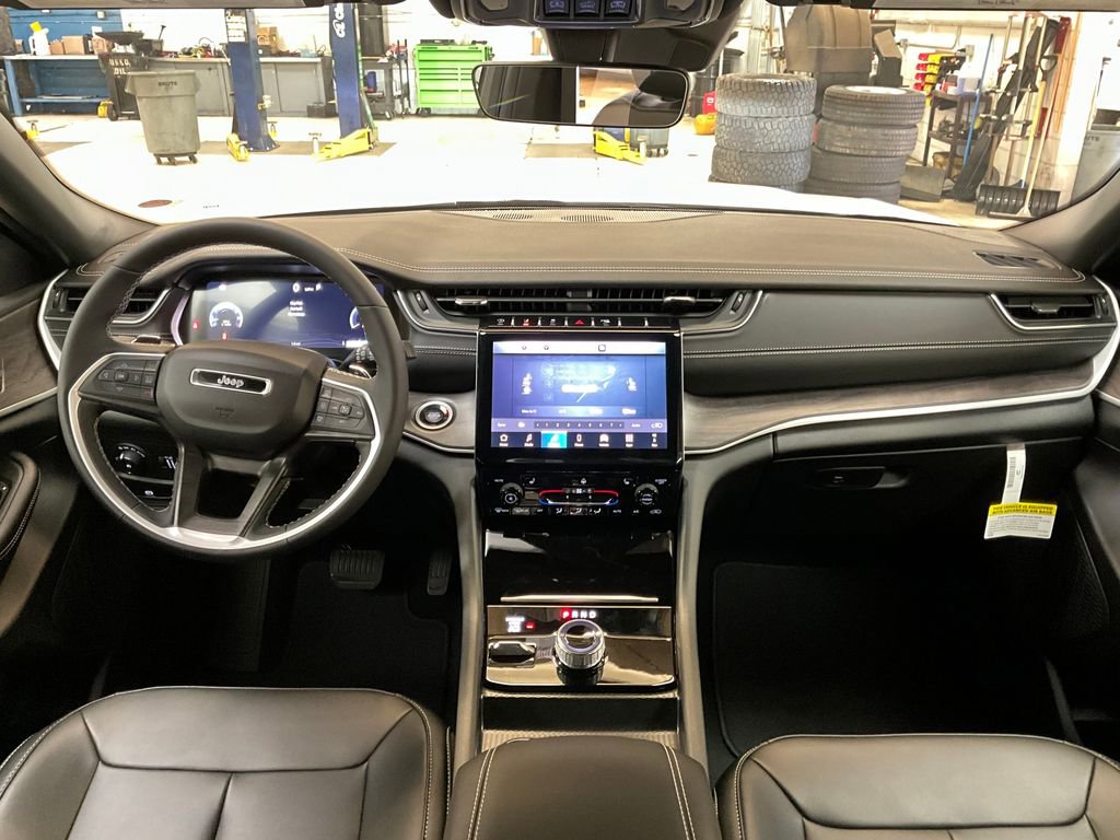 New 2025 Jeep Grand Cherokee Limited w/ Trailer Tow Package image 17