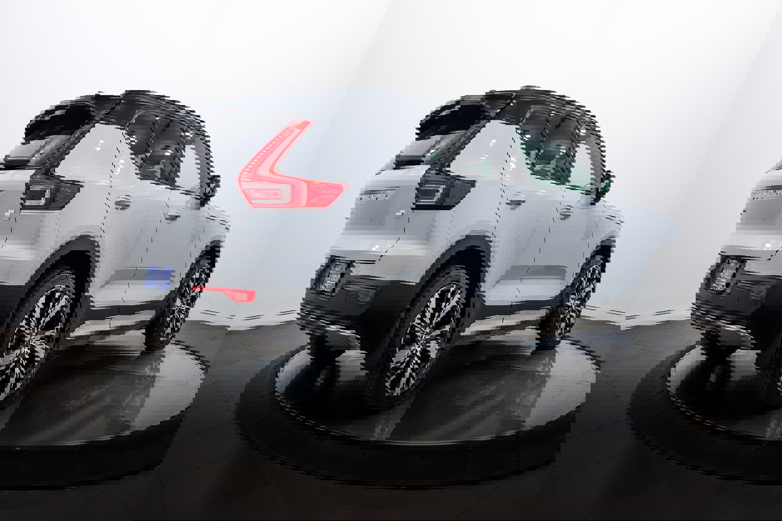 Used 2021 Volvo XC40 P8 Recharge image 4