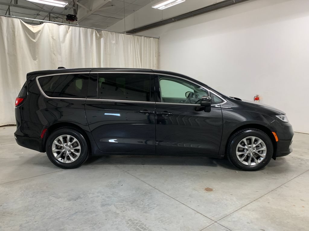 Used 2023 Chrysler Pacifica Touring-L w/ Uconnect Theater Family Group AWD/4WD image 12