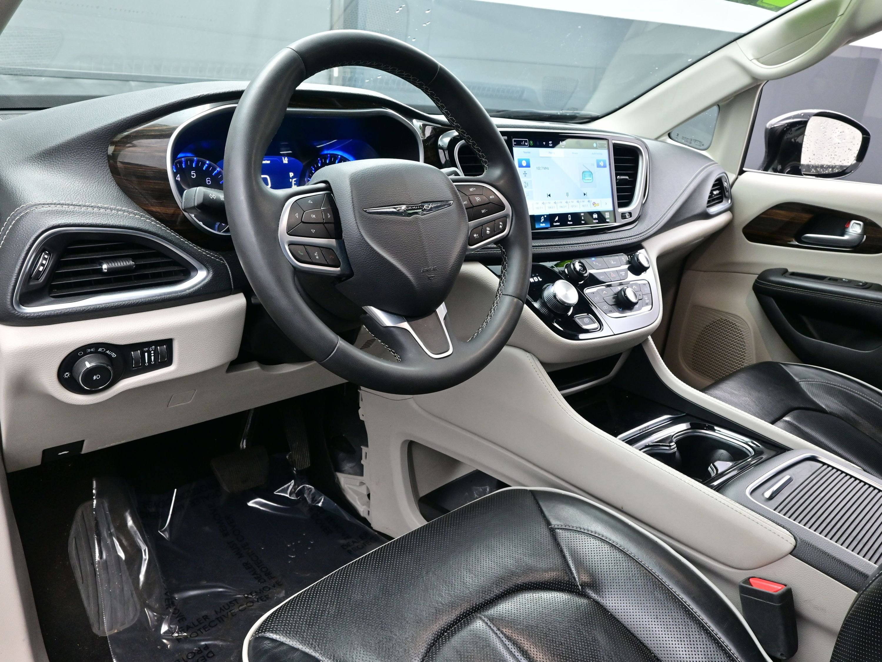 Used 2024 Chrysler Pacifica Limited image 11
