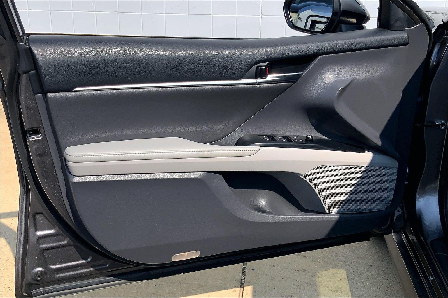 Used 2020 Toyota Camry XLE w/ Sunroof Package FWD image 28