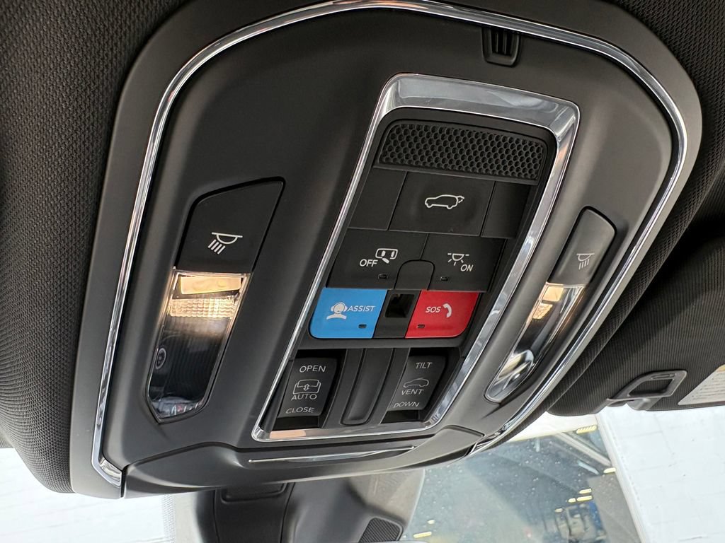 Used 2024 Jeep Grand Cherokee Altitude AWD/4WD image 17