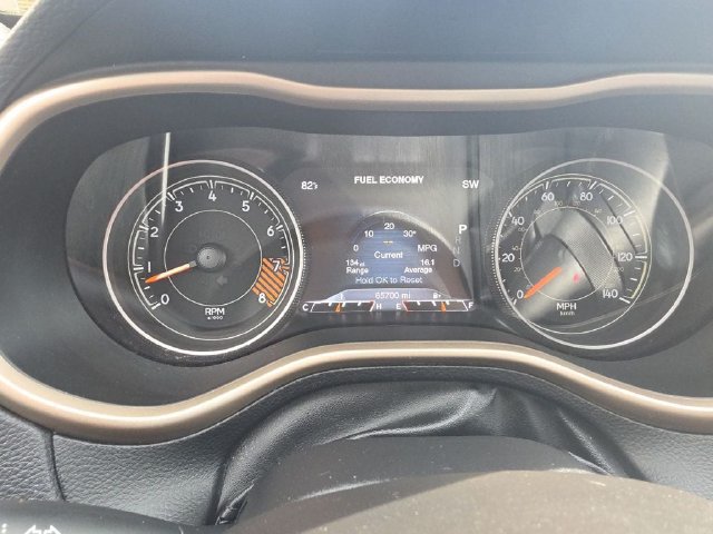 Used 2015 Jeep Cherokee Limited w/ Luxury Group AWD/4WD image 16