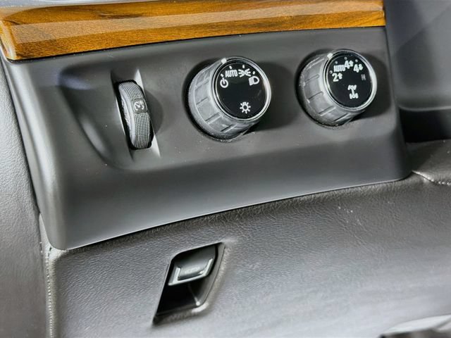 Used 2020 Cadillac Escalade Premium Luxury w/ Escalade Sport Edition AWD/4WD image 10