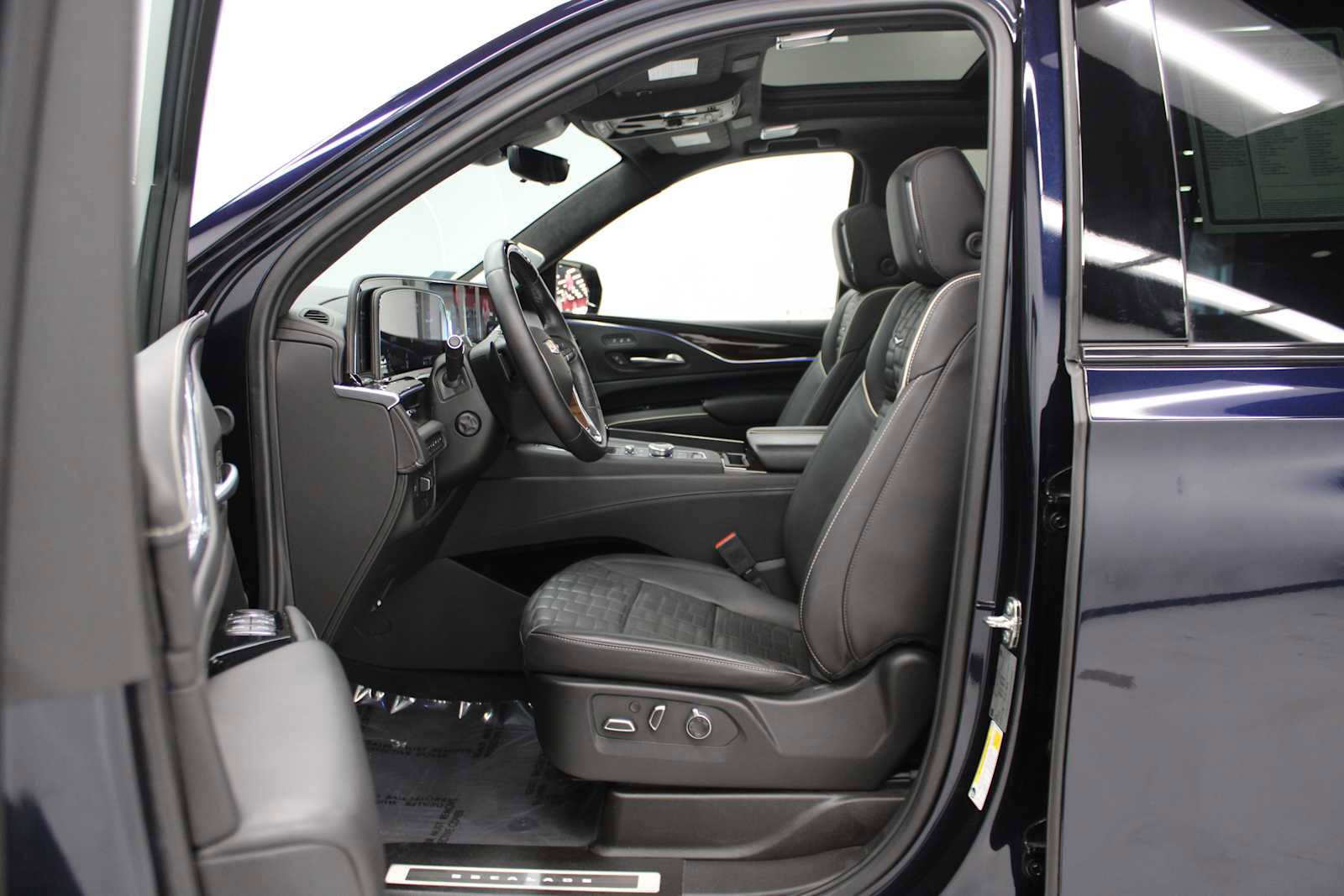 Certified 2024 Cadillac Escalade ESV Sport Platinum w/ LPO, ONYX Package image 19