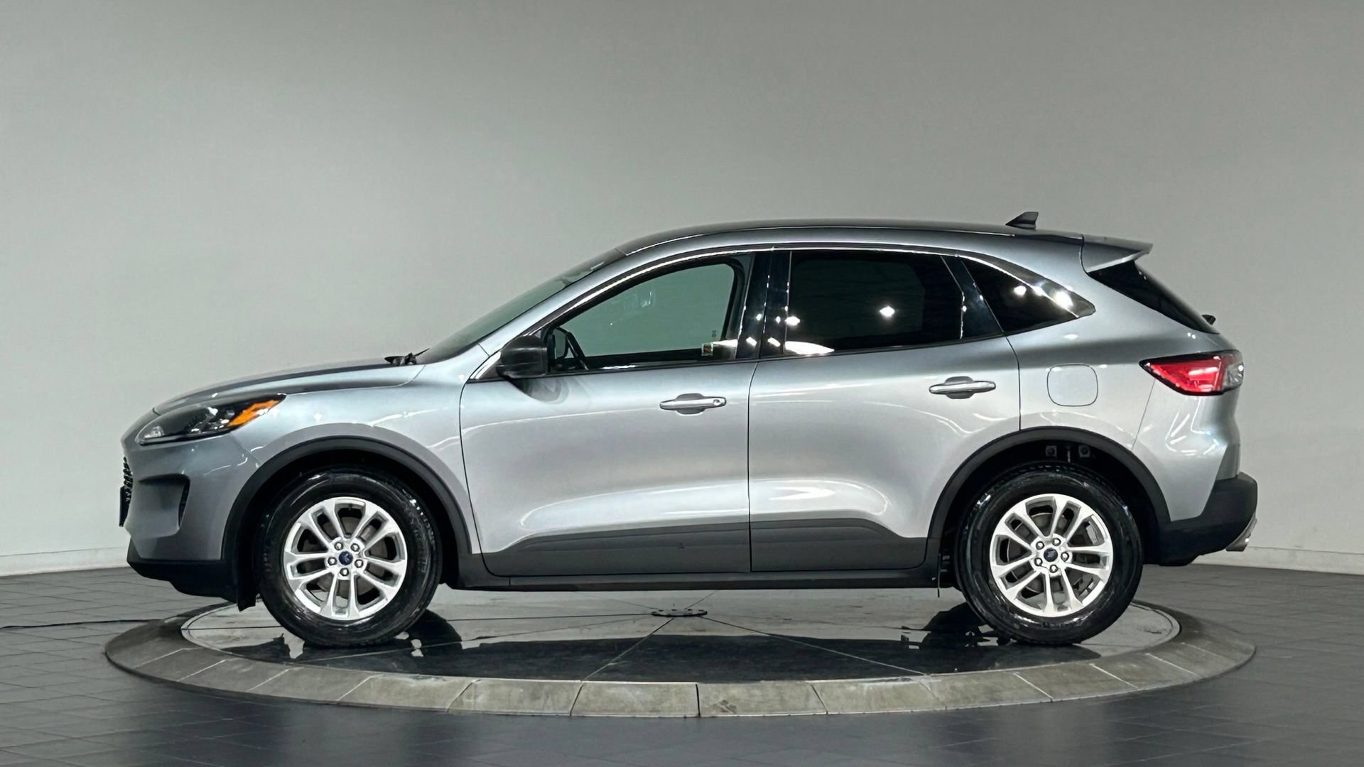 Used 2022 Ford Escape SE w/ Cold Weather Package FWD image 6