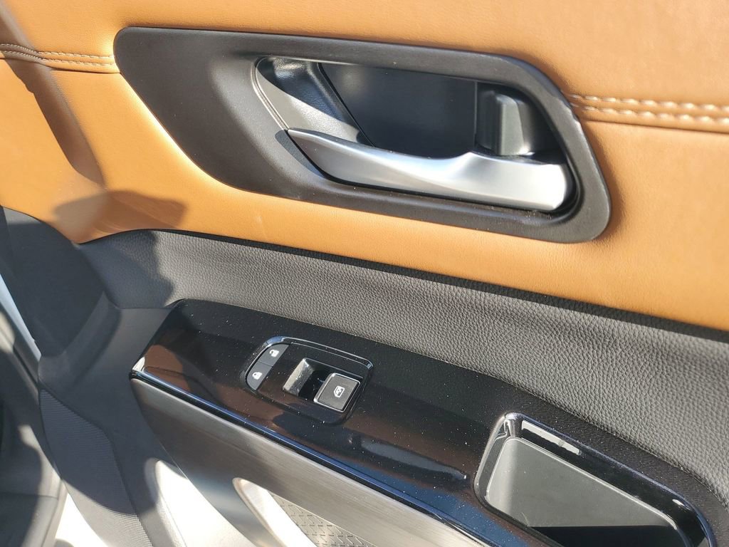 Used 2025 Nissan Pathfinder Platinum image 50