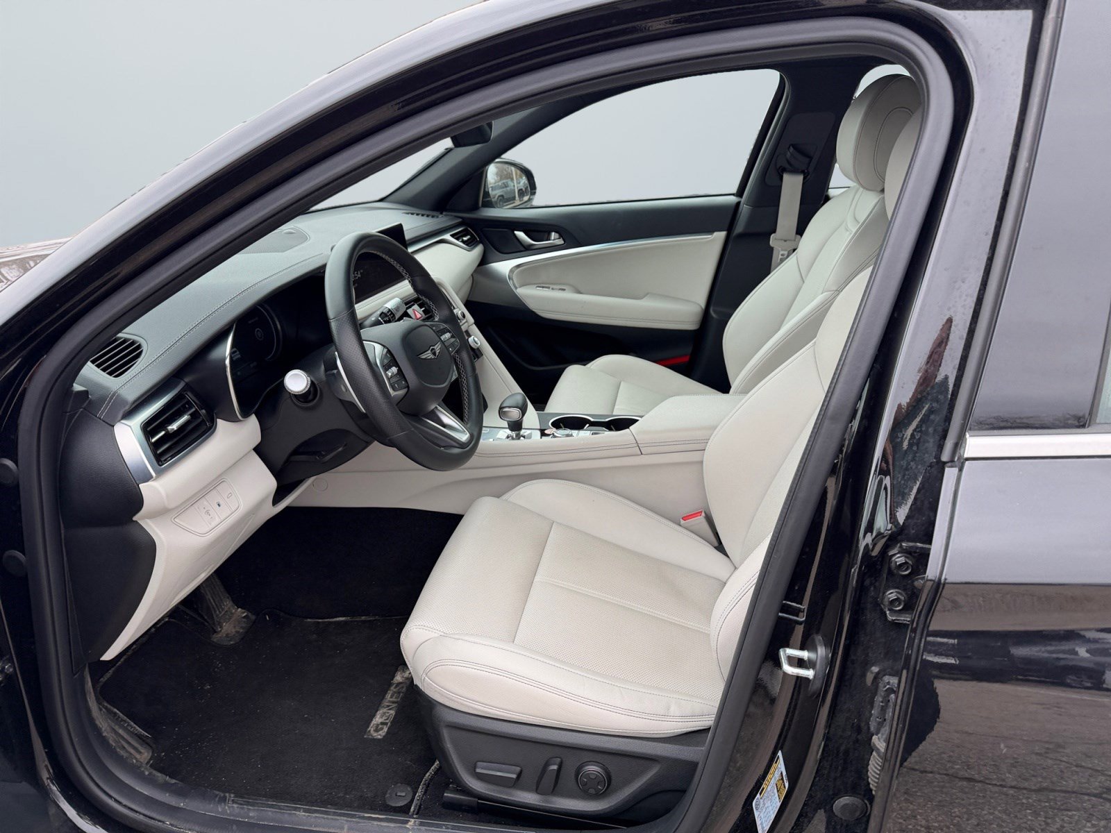 Used 2025 Genesis G70 2.5T image 11