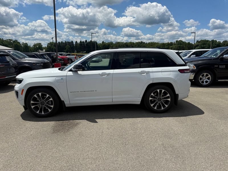 Used 2023 Jeep Grand Cherokee Overland w/ Advanced Protech Group III AWD/4WD image 9