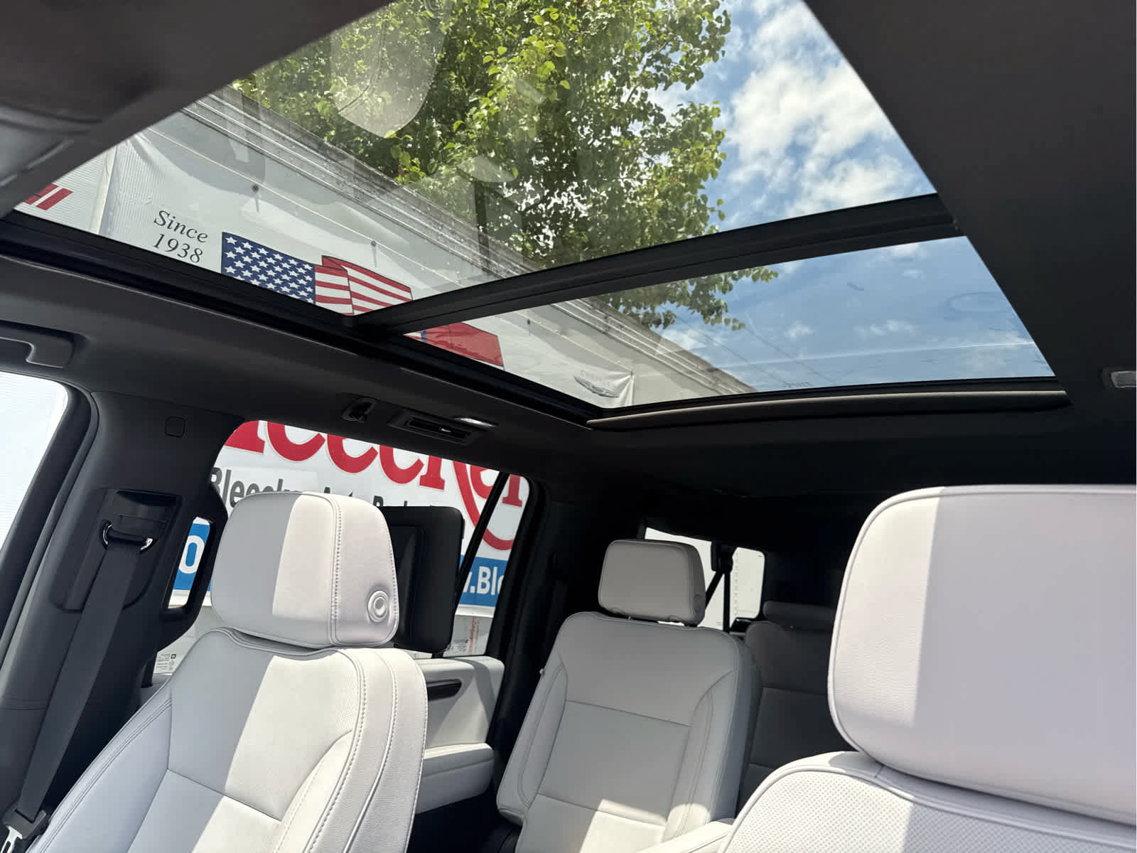 New 2025 Chevrolet Suburban Premier RWD image 33