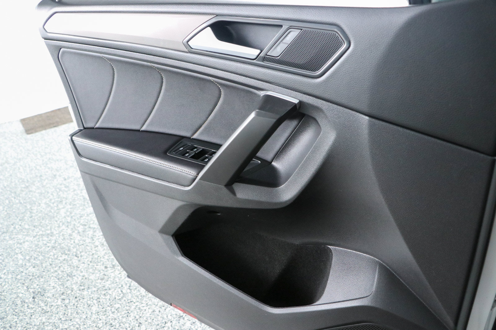 Used 2023 Volkswagen Tiguan SE w/ Panoramic Sunroof Package FWD image 22