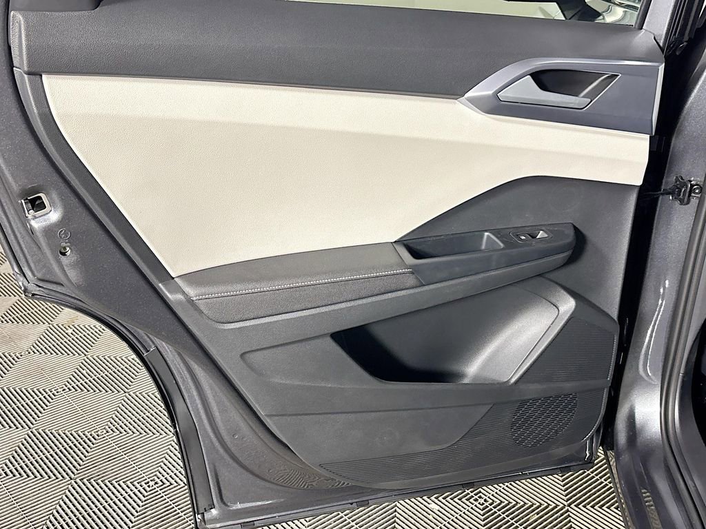 New 2025 Volkswagen Taos SE image 19