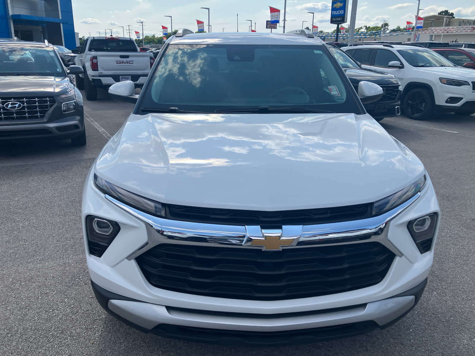 Used 2025 Chevrolet TrailBlazer LT FWD image 2