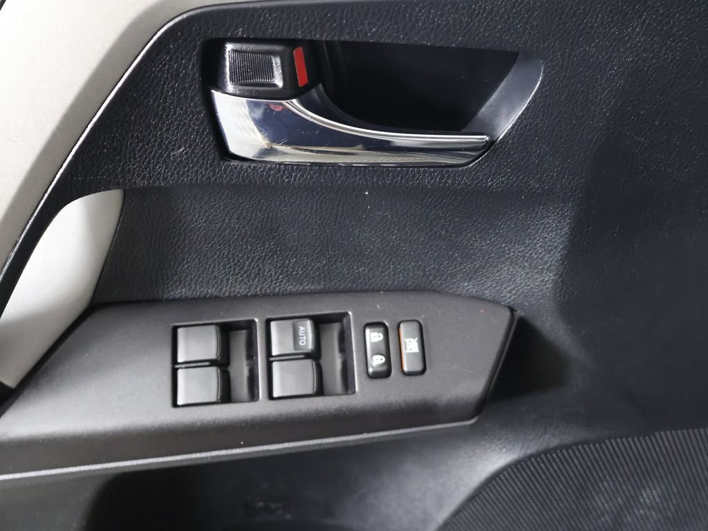 Used 2018 Toyota RAV4 XLE w/ Plus Extra Value Package FWD image 33