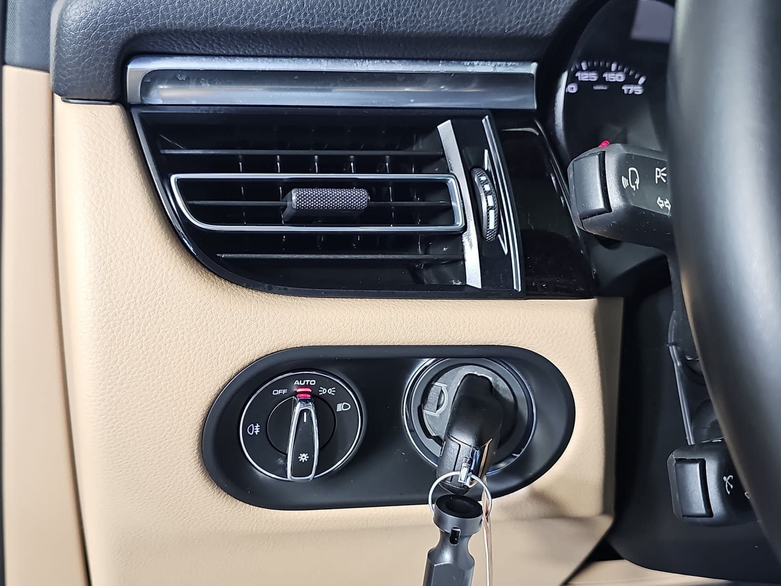 Used 2020 Porsche Macan AWD/4WD image 26