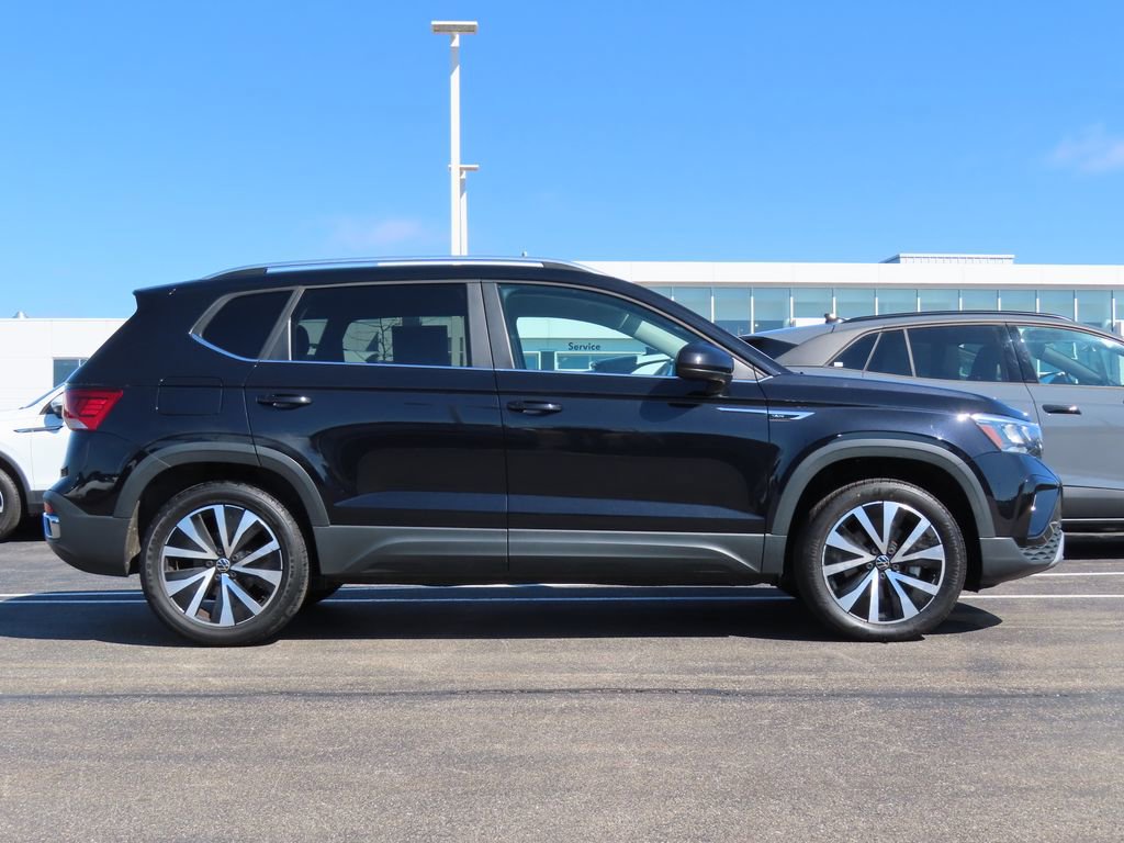 Used 2022 Volkswagen Taos SE image 2