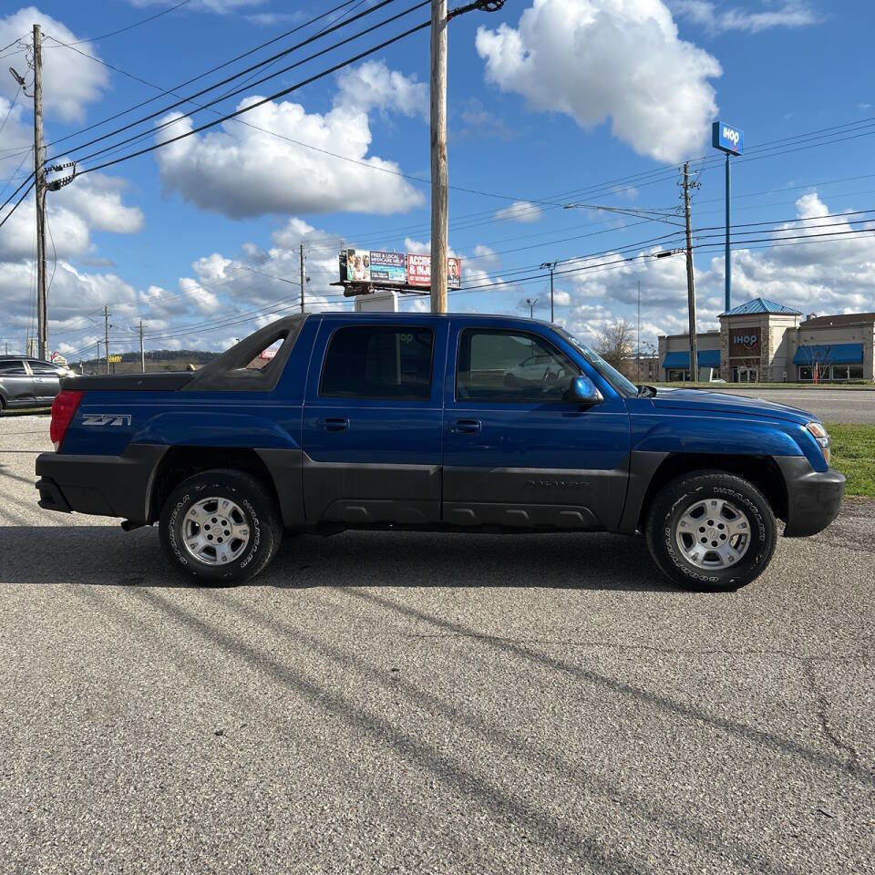 Used 2003 Chevrolet Avalanche 4x4 w/ Suspension Package, Off-Road image 3