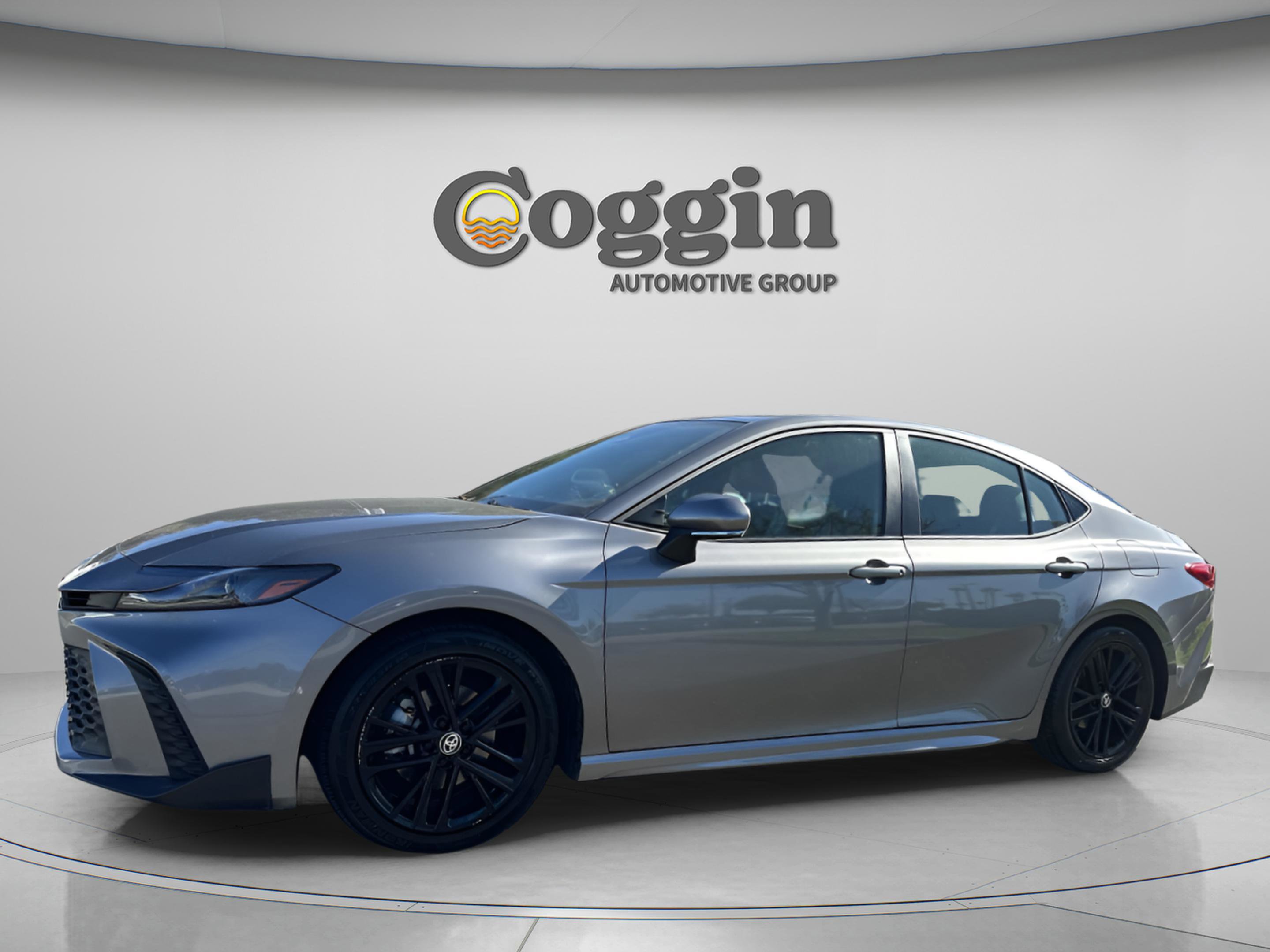 Used 2025 Toyota Camry SE image 2