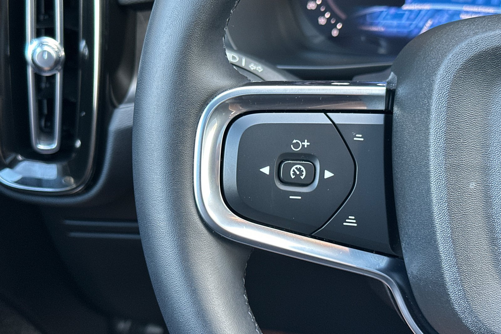 Certified 2024 Volvo XC40 Recharge Ultimate w/ Protection Package Premier RWD image 28