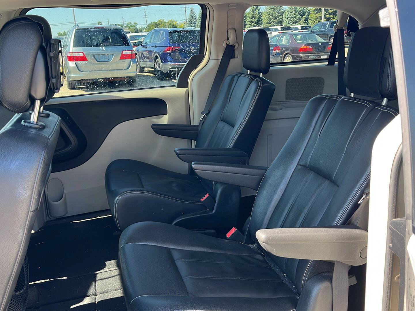 Used 2016 Chrysler Town & Country Touring FWD image 18