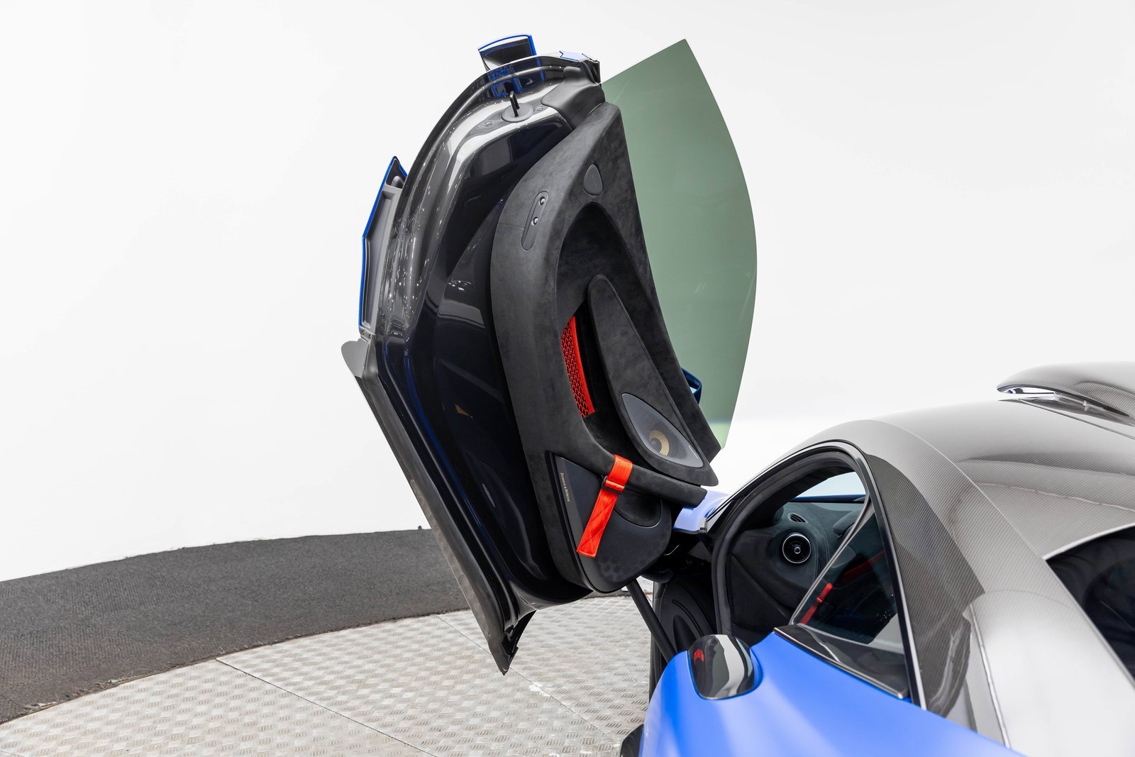 Used 2020 McLaren 620R RWD image 21