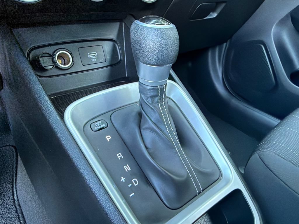 Used 2021 Hyundai Venue SE FWD image 30