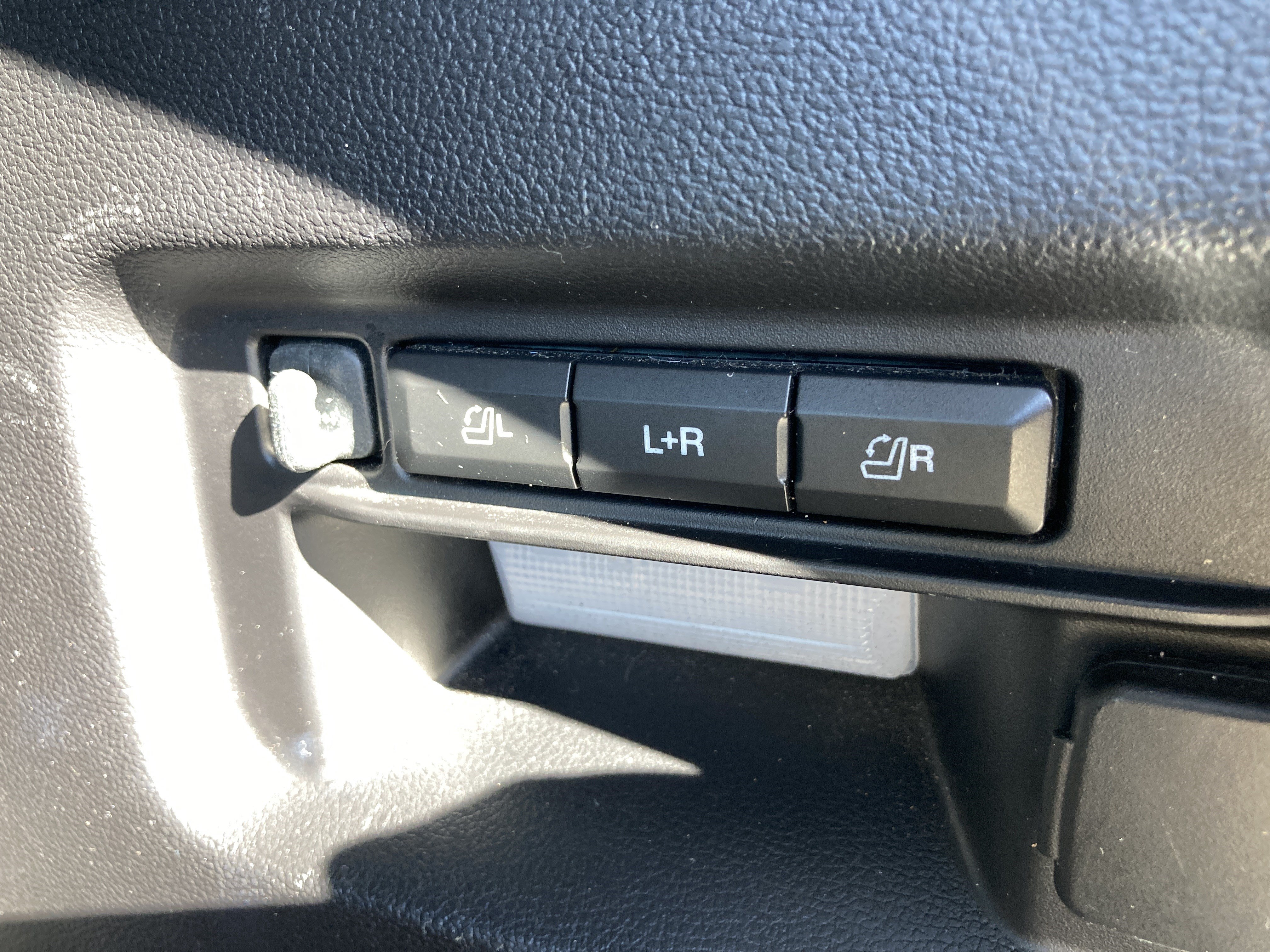 Used 2021 Ford Explorer Limited w/ Equipment Group 301A AWD/4WD image 18