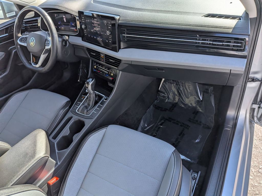 Used 2025 Volkswagen Jetta SE image 31