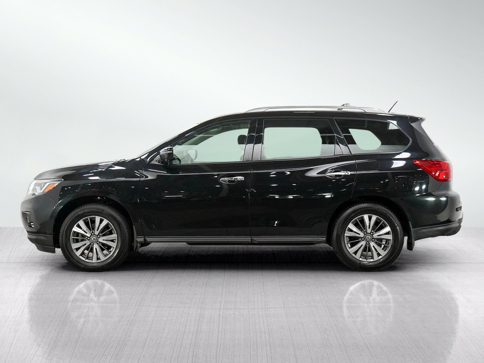 Used 2017 Nissan Pathfinder SL w/ Trailer Tow Package AWD/4WD image 2