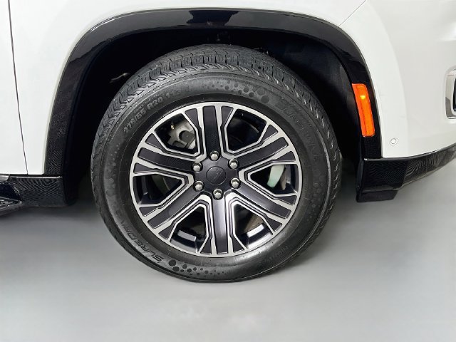Used 2024 Jeep Wagoneer L Series II w/ Flexible Seating Group AWD/4WD image 40