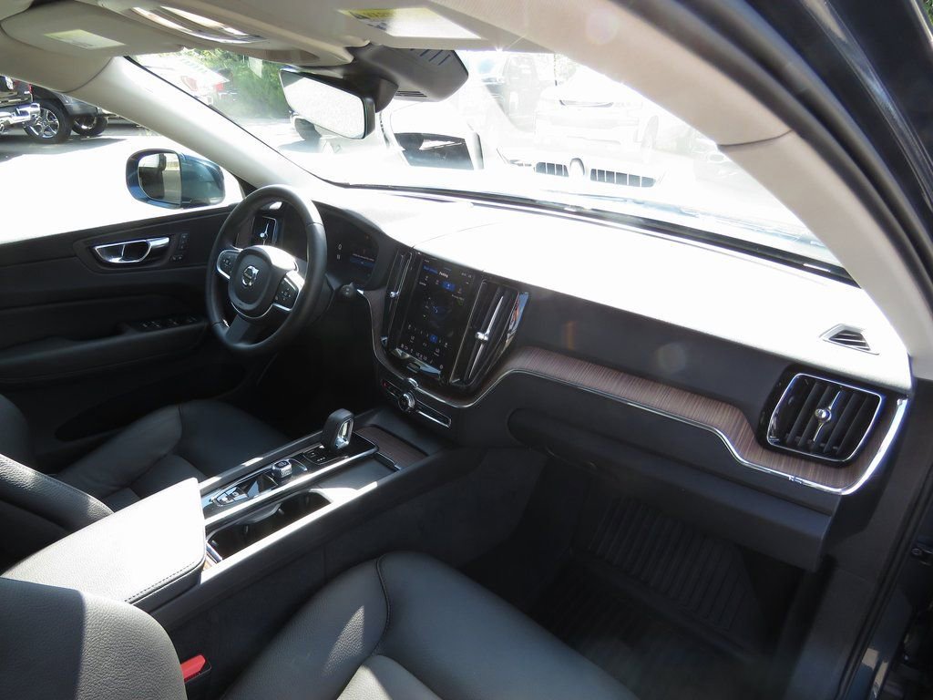 Used 2022 Volvo XC60 B5 Momentum image 15