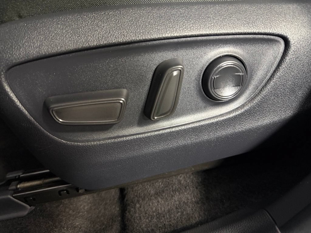 Used 2025 Toyota RAV4 XLE AWD/4WD image 21