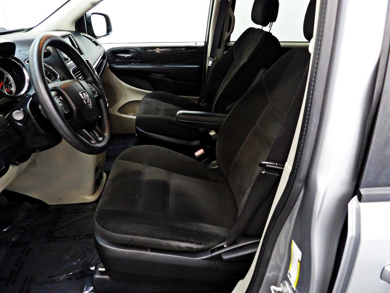 Used 2018 Dodge Grand Caravan SE w/ UConnect Hands-Free Group FWD image 8